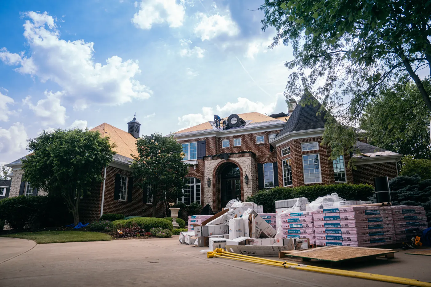 Manufacturer-certified roof installation in Mooreland